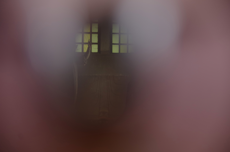 Bardo, zdjęcie wnętrza kaplicy przez dziurkę od klucza