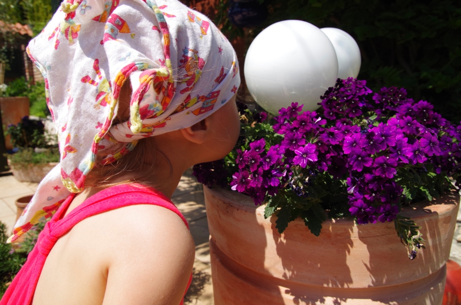 Ogrody Kapias Goczałkowice - Dziewczynka wachająca kwiaty