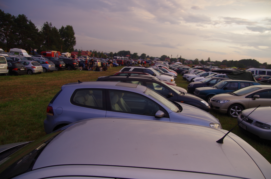 Cieszanów Rock Festiwal - wieczorny parking