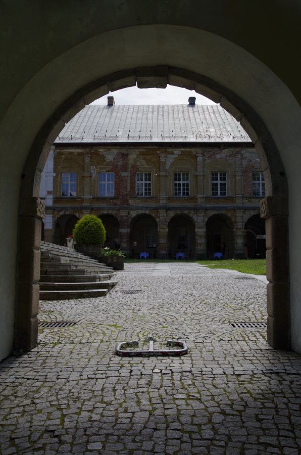 Międzylesie - Zamek - widok na dziedziniec