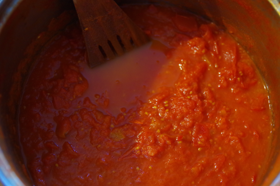 Sos pomidorowy czeka na zasłoikowanie