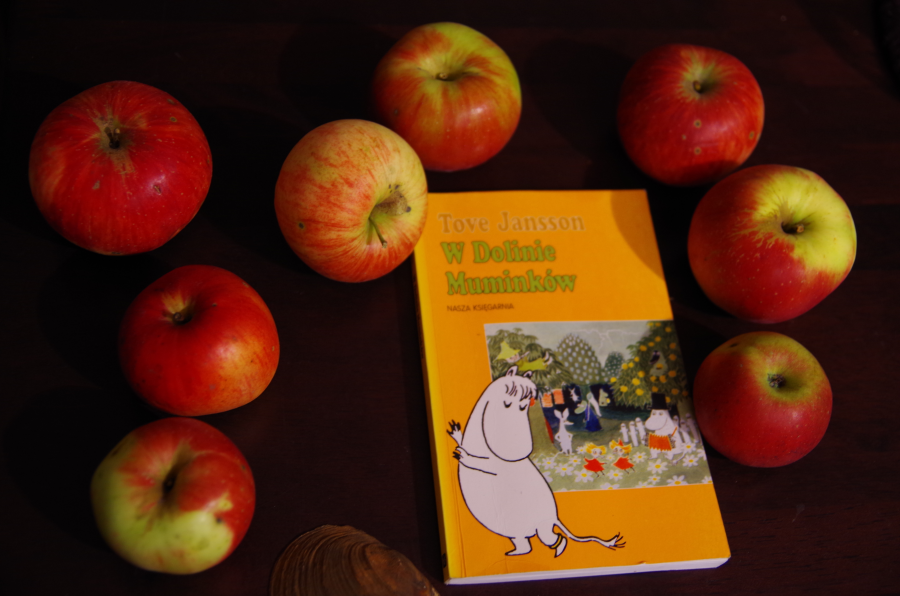 W Dolinie Munków - Tove Janssen - Okładka książki i jabłka