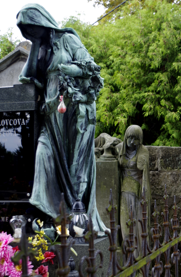 Broumov Cmentarz - panny pilnujące