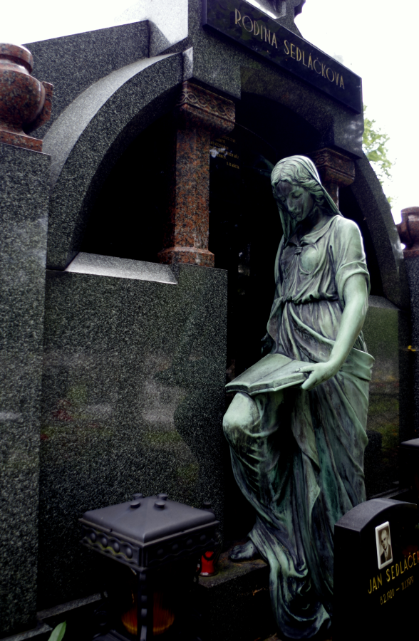 Broumov Cmentarz - smutna figura nagrobna