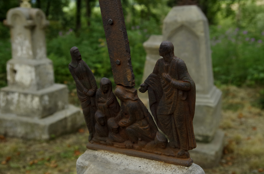 Bieszczadzkie cmentarze - kute dekoracje
