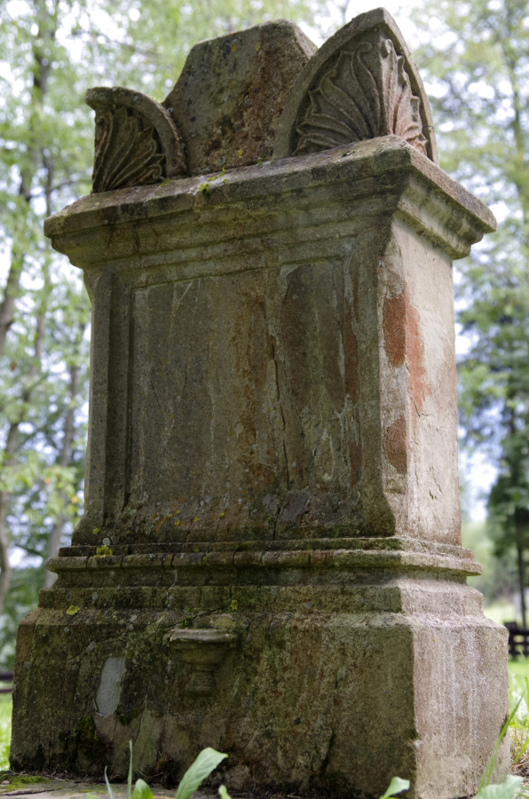 Bieszczadzkie cmentarze - kamienny zdobiony
