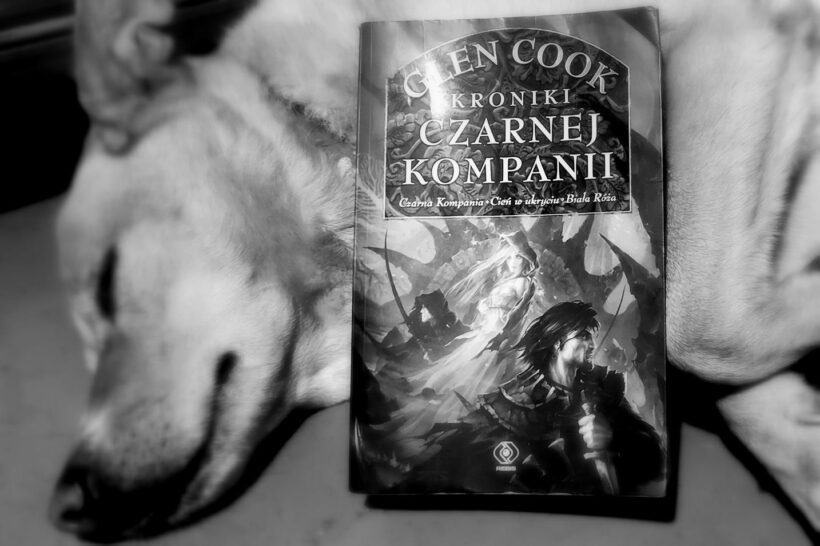 Kroniki Czarnej Kompanii - Ciii Pies Zabójca Ropuch Śpi